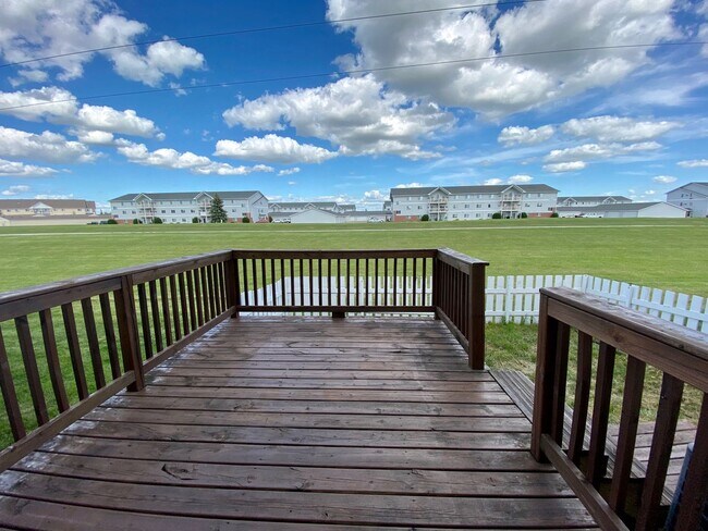 Building Photo - Spacious 4 Bedroom Townhome in Great Neigh...