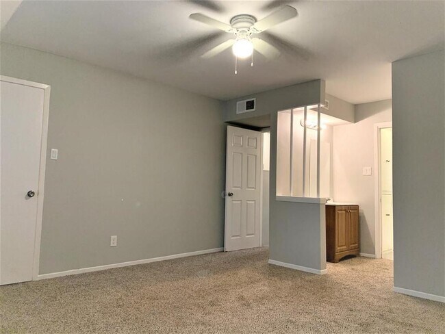 Building Photo - 10004 Westview Dr