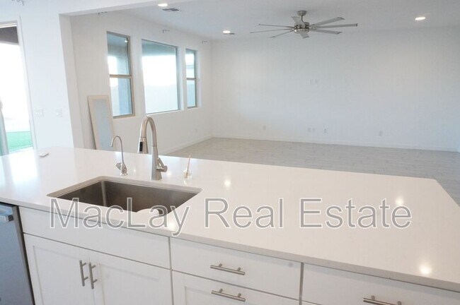 Building Photo - 40562 W Michaels Dr