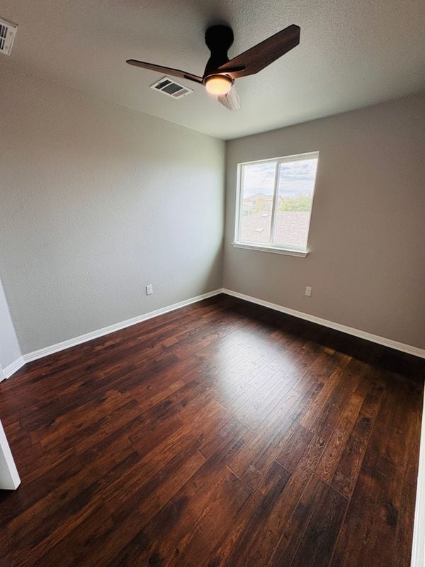 Building Photo - 402 Crater Lake Dr
