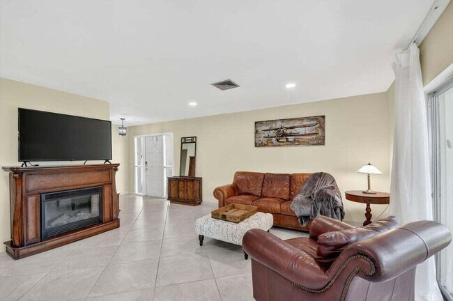 Building Photo - 324 Orange Tree Dr