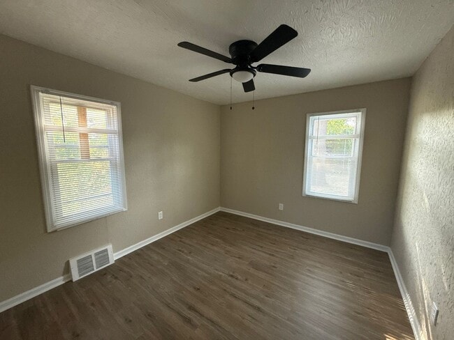 Building Photo - Freshly Renovated 3-Bedroom Home – Quality...