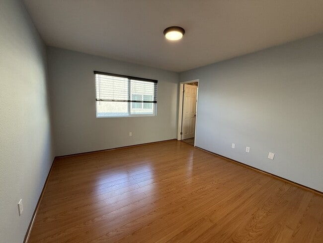Building Photo - Bright & Updated 2BR Townhome Across from Fremont Park