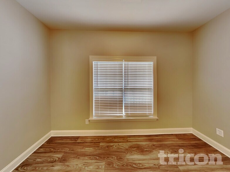 Building Photo - 1100 Bungalow Dr