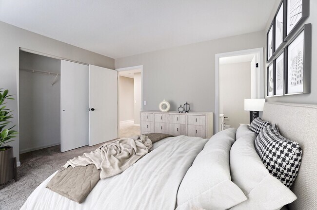 Building Photo - Renovated 2 Bedroom with Washer + Dryer Av...