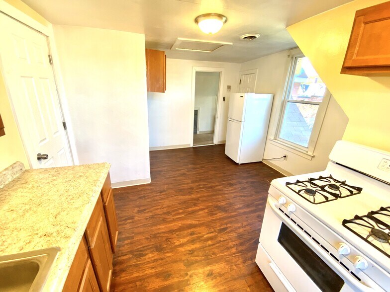 Building Photo - 817 Anaheim St