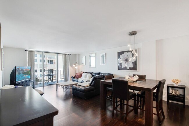 Building Photo - 1147 Hillsboro Mile