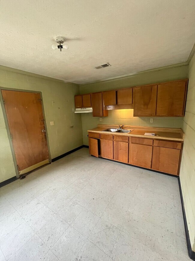 Building Photo - 2 Bed 1 Bath Apartment