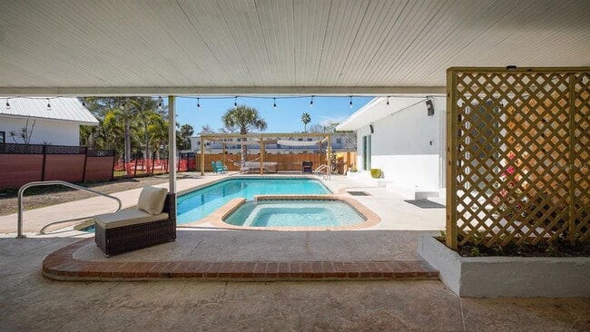 Building Photo - 4739 Baywood Point S