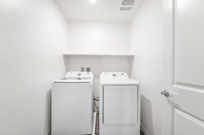 Building Photo - Modern Mosaic Townhome with Stylish Finishes & Resort-Style Community Amenities!