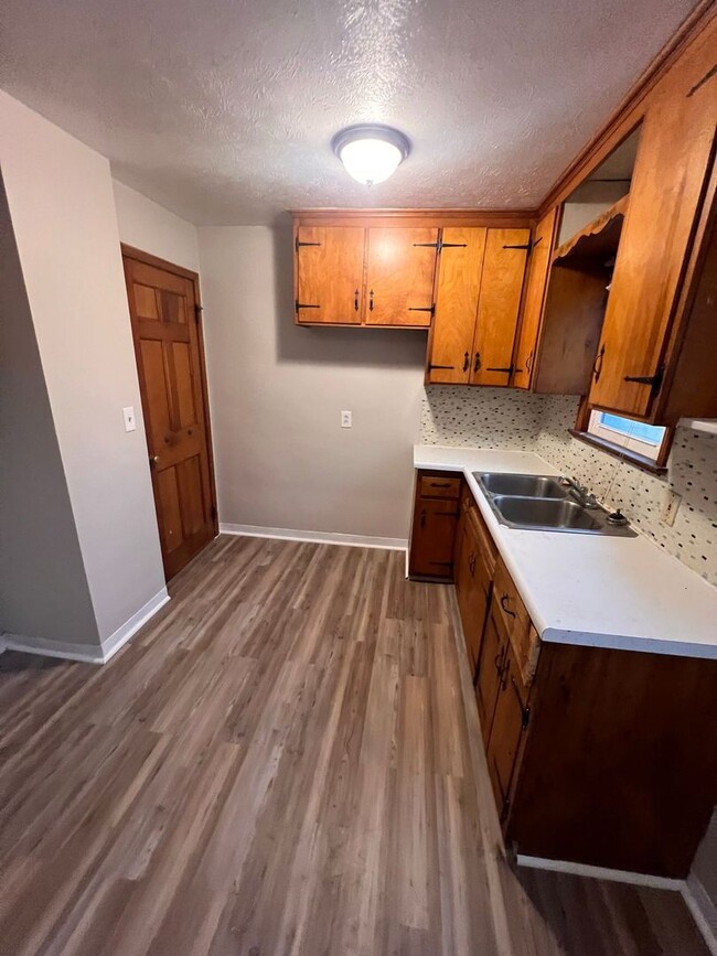 Building Photo - Section 8 Accepted! Cozy 3-Bedroom Home in...