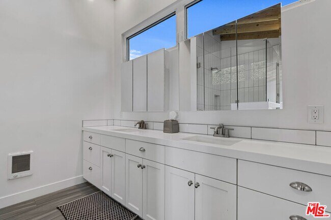 Building Photo - 6249 Tapia Dr