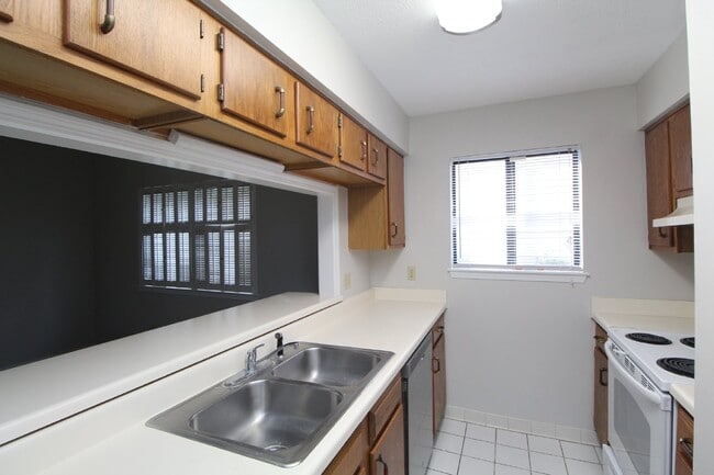 Building Photo - Brookside Townhome with Downstairs Bedroom, Updated Kitchen, and Access to Pool & Tennis