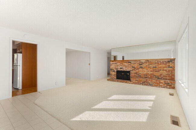Building Photo - 1828 N 163rd St