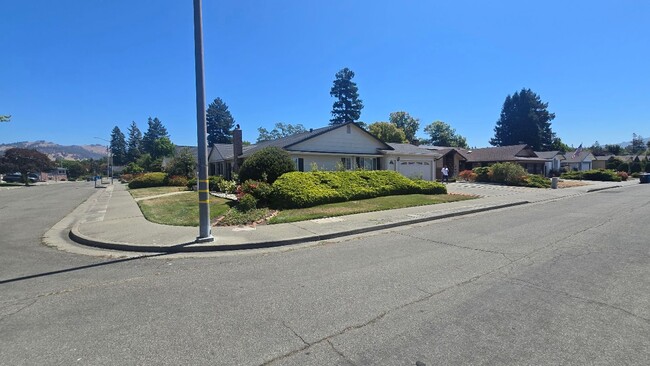 Building Photo - Unique Opportunity for a Freshly Updated H...