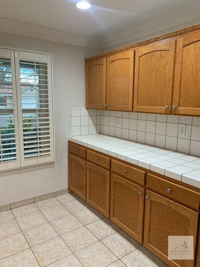 Building Photo - 1679 E La Quinta Dr