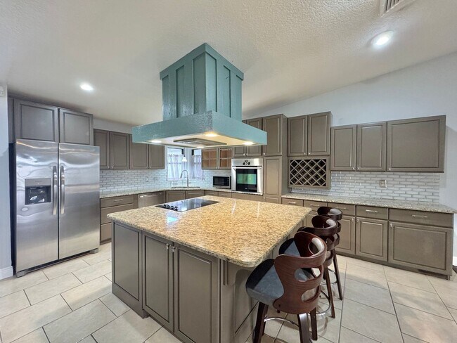 Building Photo - Lake Hartridge Condo - Two Levels with Water Views