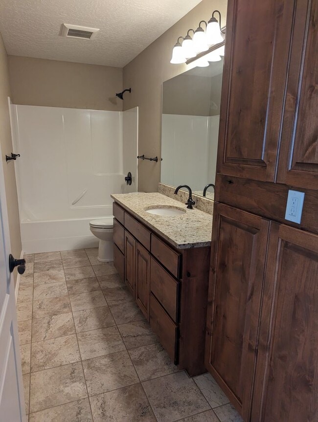 Building Photo - Wonderful 3 bedroom 2 bath Orchards condo