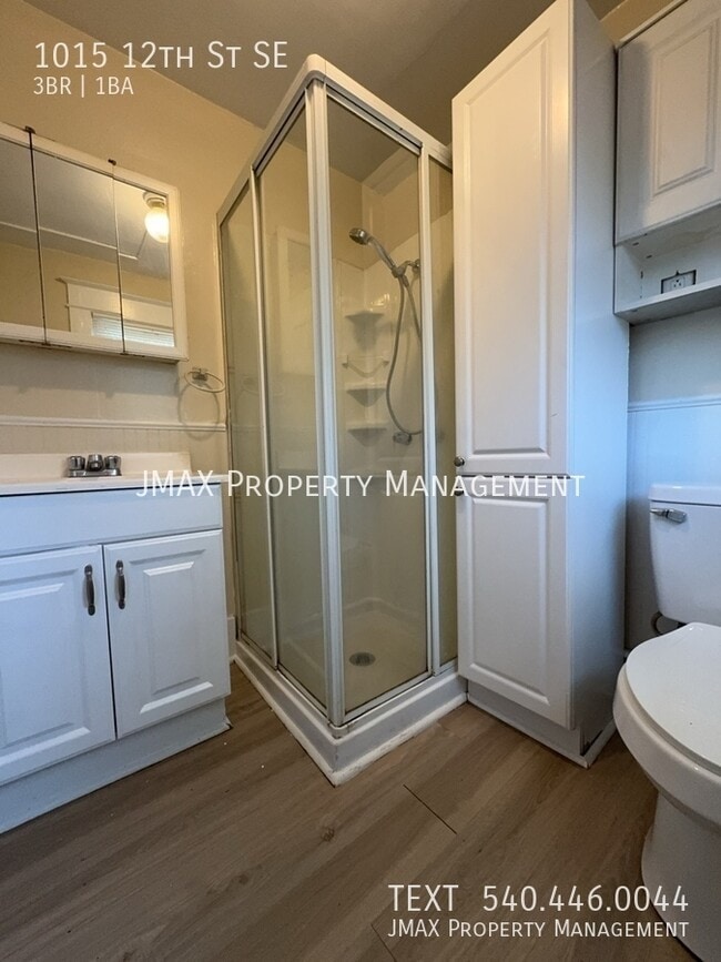 Building Photo - 1015 12th St SE