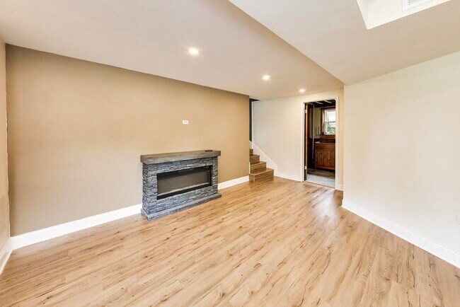 Building Photo - 679 Spring Rd
