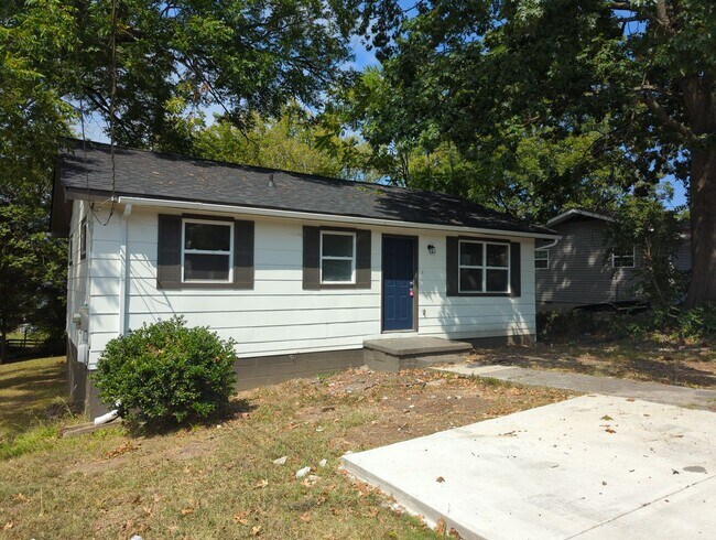 Building Photo - Cute Renovated House