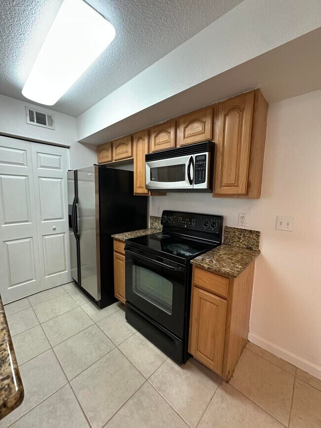 Building Photo - 301 SW Palm Dr