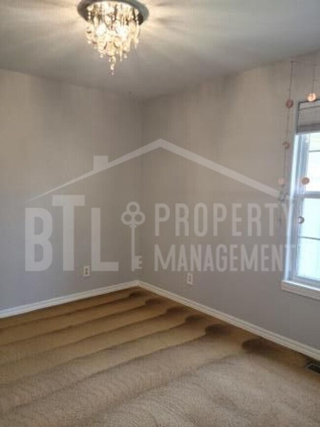 Building Photo - 3 Bedroom 3 Car Garage Family Home near Do...