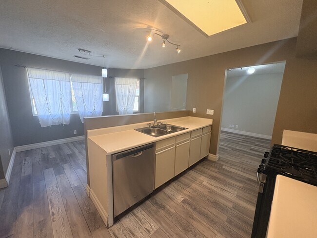 Building Photo - 4049 Montreal Loop NE