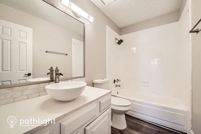 Building Photo - 401 Williams St