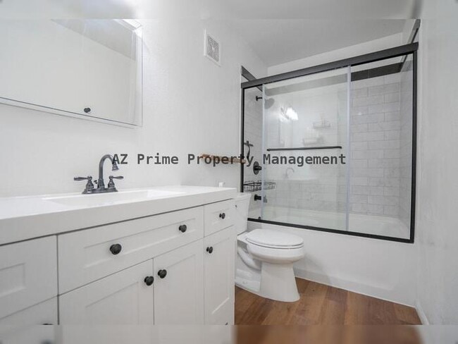 Building Photo - 5135 N 10th St