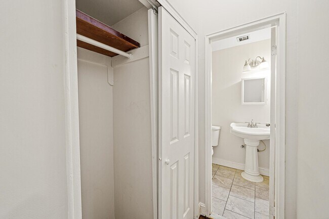 Building Photo - 560 Bramhall Ave