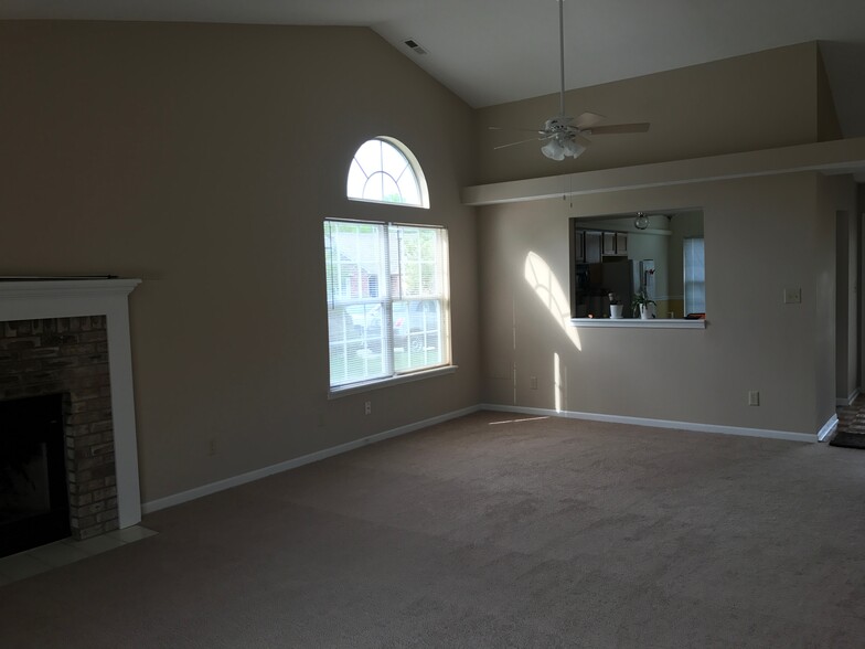 Great Room - 582 Redfox Ct N