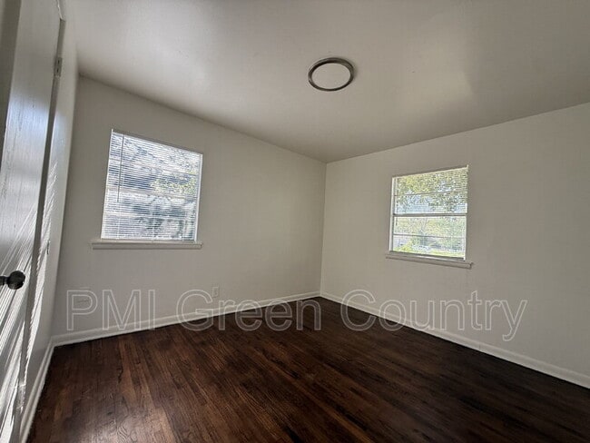 Building Photo - 1547 E 51st St N