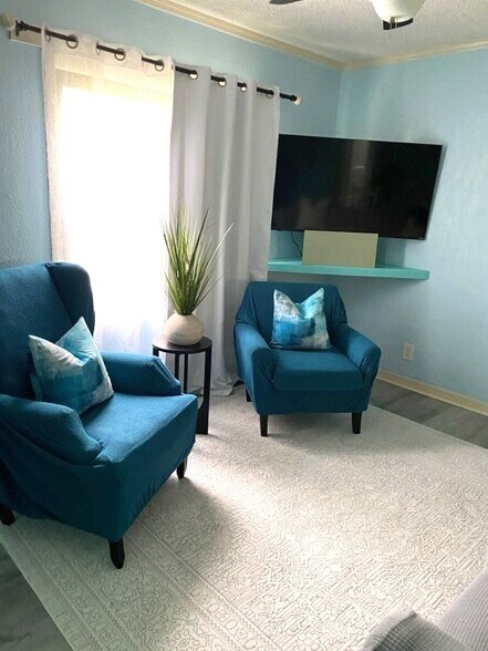 Sitting area - 2005 Fogarty Ave