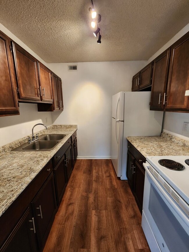 Building Photo - Downstairs Apartment in Black Mountain!