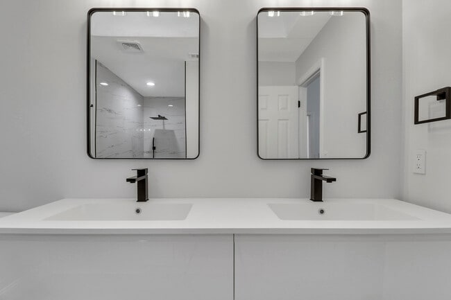 Building Photo - 6680 Thornhill Ct