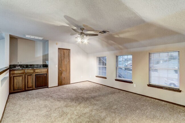 Building Photo - 3 bed 2 bath home in Edmond