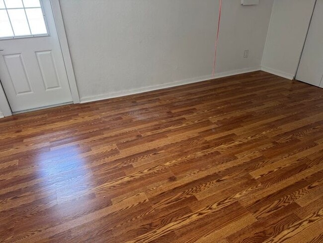 Building Photo - Freshly Updated Lake?Front Retreat in Desi...