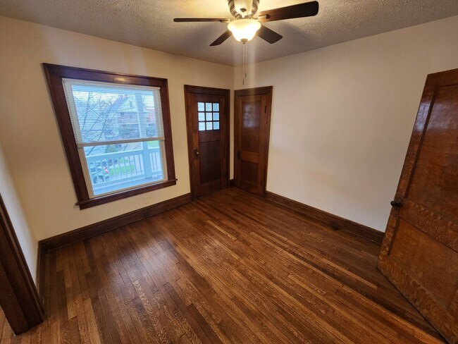 Building Photo - 2033 Robin St