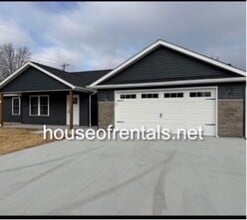 Building Photo - 102 Townhouse Dr