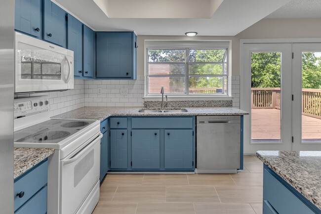 Building Photo - Brentwood/Crieve Hall end unit Condo -avai...
