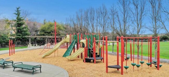 Building Photo - San Ramon Gale Ranch Townhouse 3BD/2.5BA with 4th Room for Office Loft! Community Pool Included!