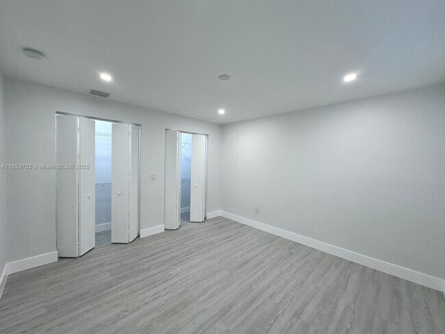 Building Photo - 215 Zamora Ave