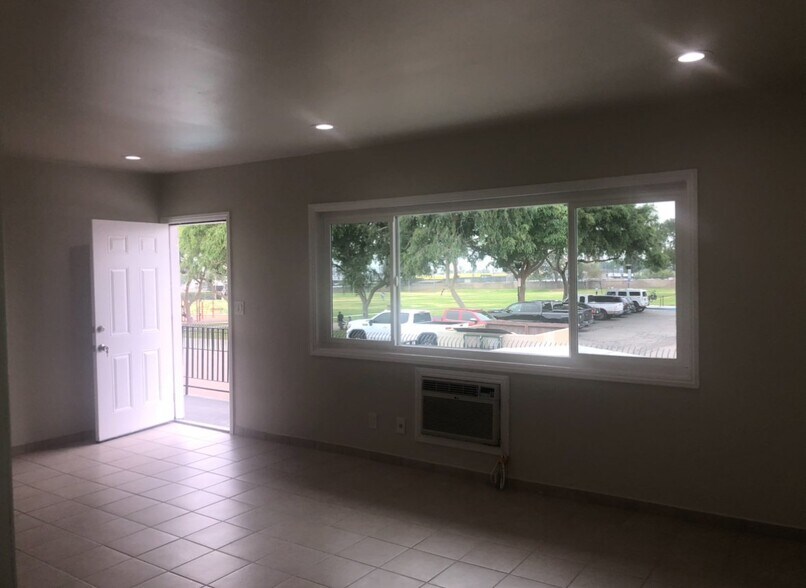 Building Photo - 5461 Kingsley St