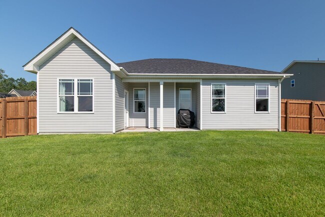 Building Photo - 3 Bedroom 2 Bathroom Home