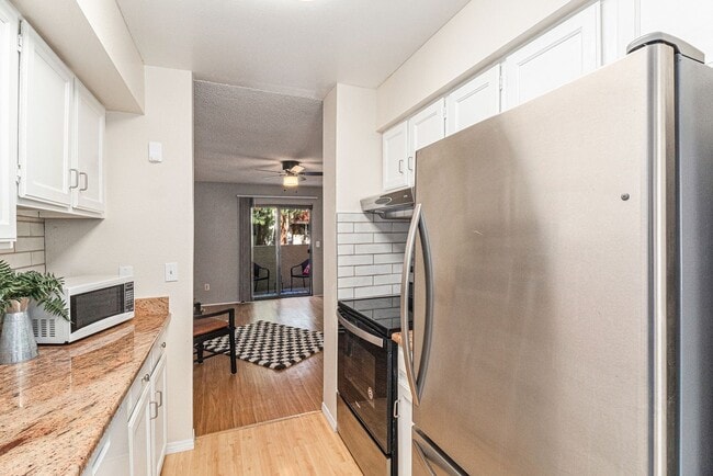 Building Photo - Well Maintained 2 Bed, 2 Bath Townhome in ...