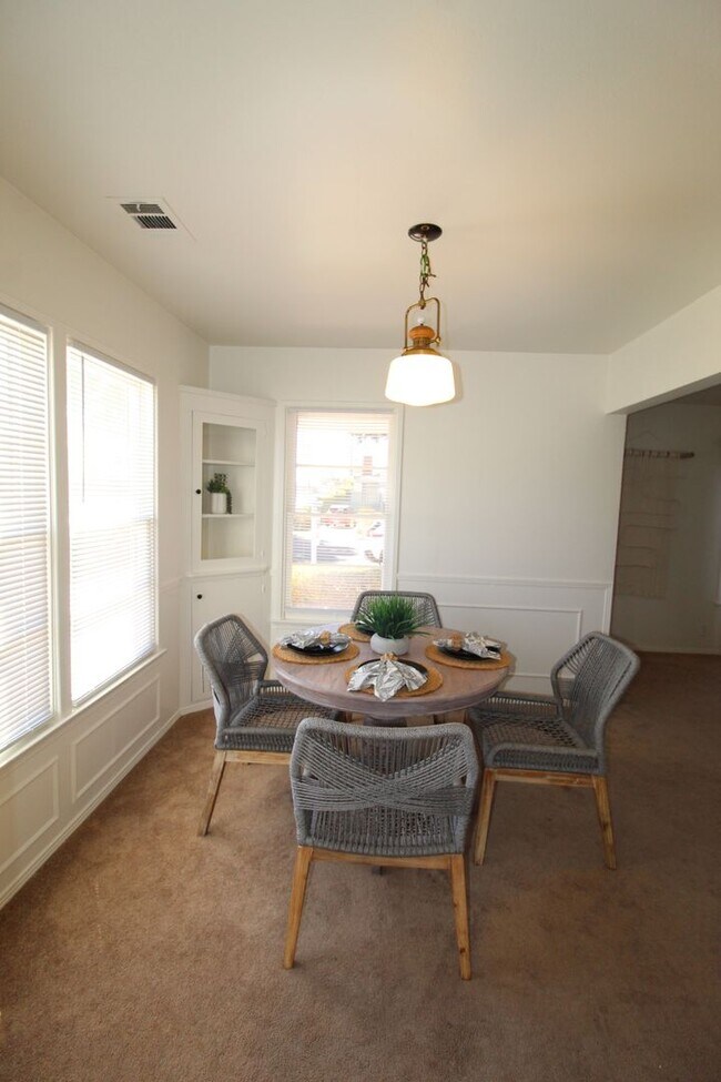 Building Photo - Charming Midtown Ventura Home- 3 Bedroom + 1.75 Bath