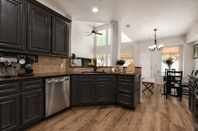 Building Photo - 25806 Palmdale Estate Dr