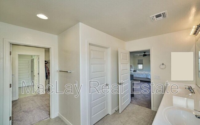 Building Photo - 2415 E Runaway Bay Pl