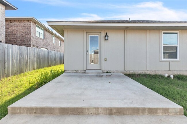 Building Photo - Nearly Brand New in Moore